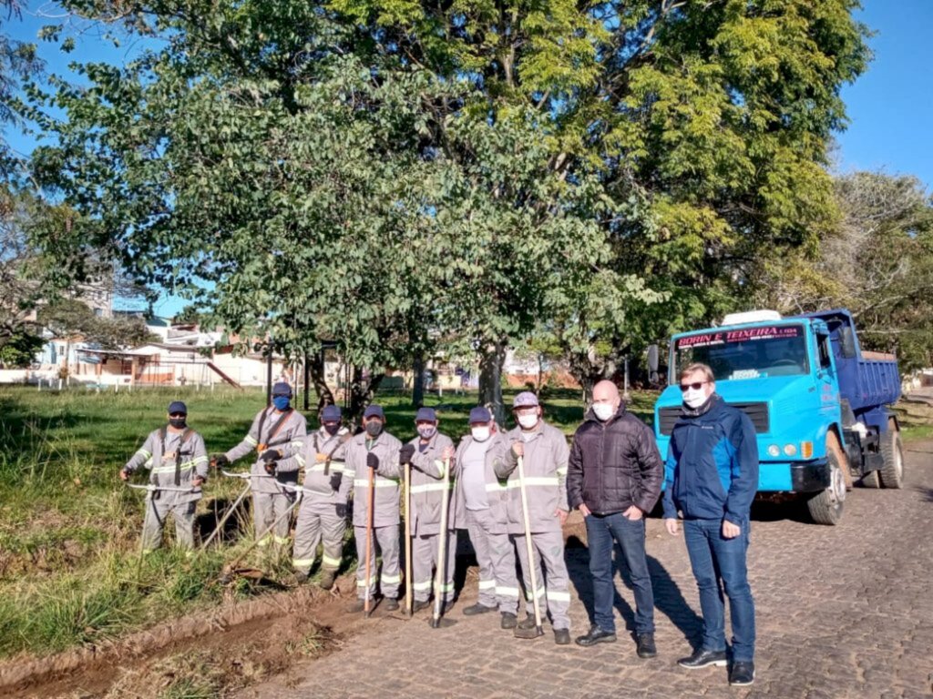 Começa o serviço de capina, roçada e corte de grama em Cachoeira