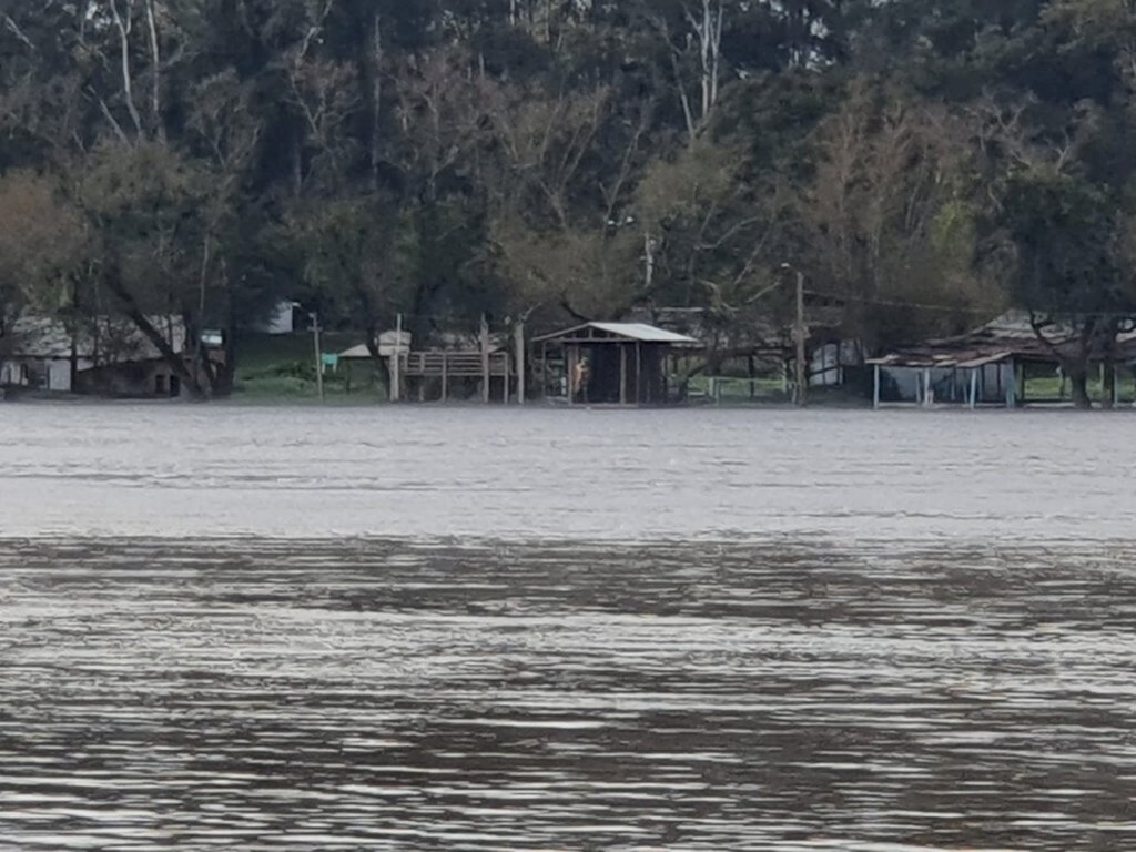 Nível do rio continua subindo e Defesa Civil está em alerta