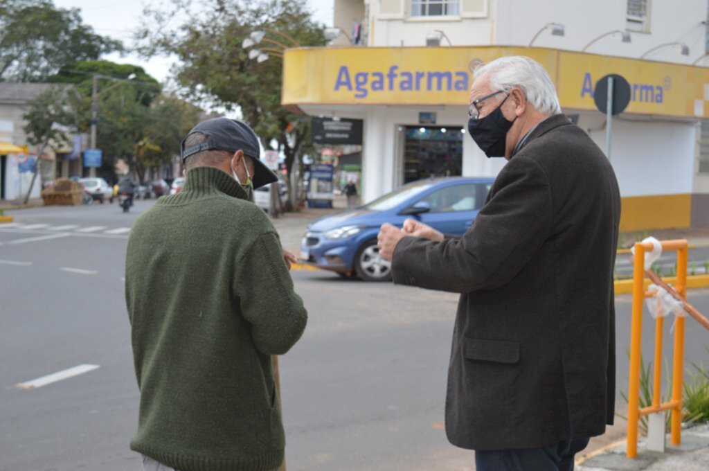 Prefeitura instala guarda-corpos na Rotatória