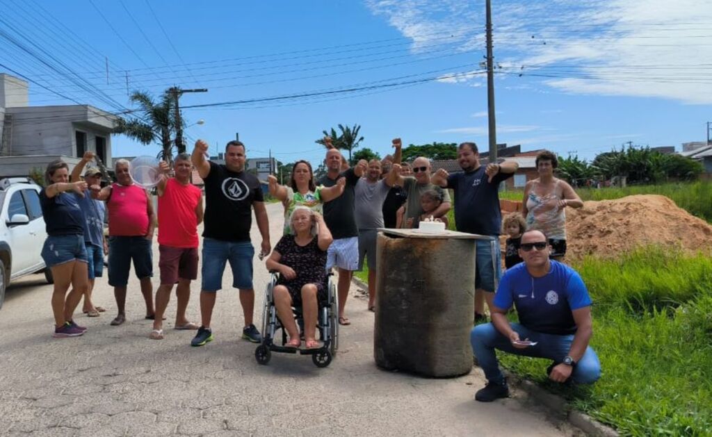 Moradores de Nova Brasília fazem festa de aniversário para obra inacabada da prefeitura