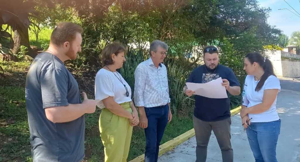 Vistoria técnica num trecho da Rua José Zortéa