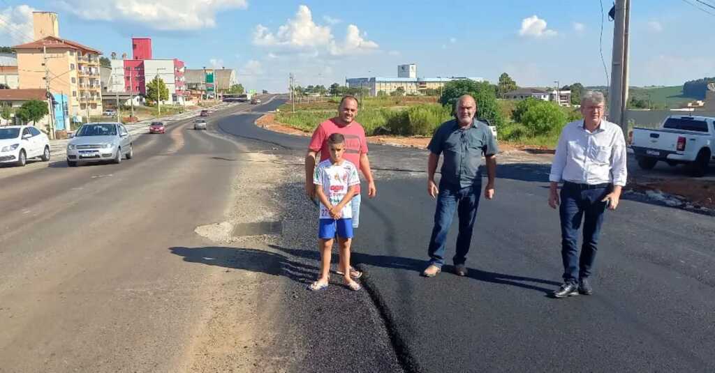 Aplicada a camada asfáltica na última etapa do Programa Avançar Cidades em Capinzal