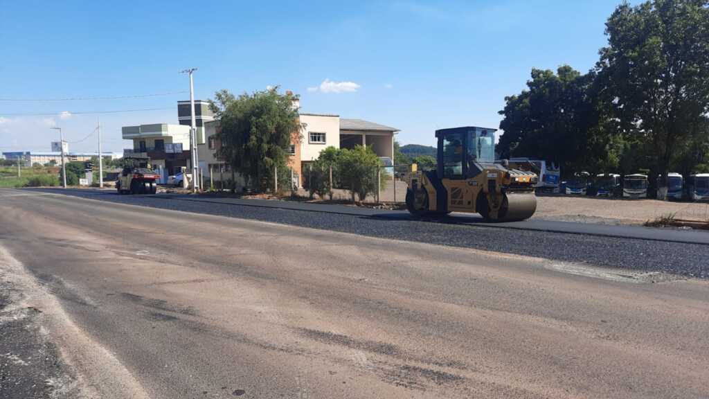 Aplicada a camada asfáltica na última etapa do Programa Avançar Cidades em Capinzal