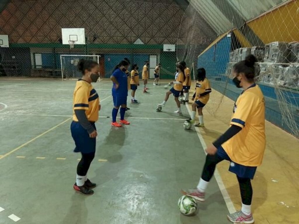 Meninas atravessam a cidade para realizar sonho de jogar estadual pelo Cruzeiro