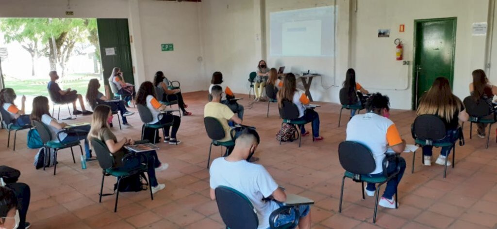 Programa Jovem Aprendiz capacita jovens entre 14 e 24 anos nas áreas da fruticultura, pecuária de corte e administração rural. alunos passaram por testagem de covid-19