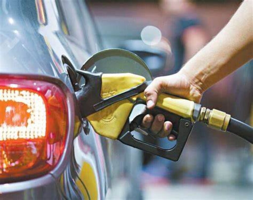 Preço da gasolina cai 1,4%, volta a ficar abaixo de R$ 5,00 e ajuda a compensar parcialmente o ciclo recente de altas