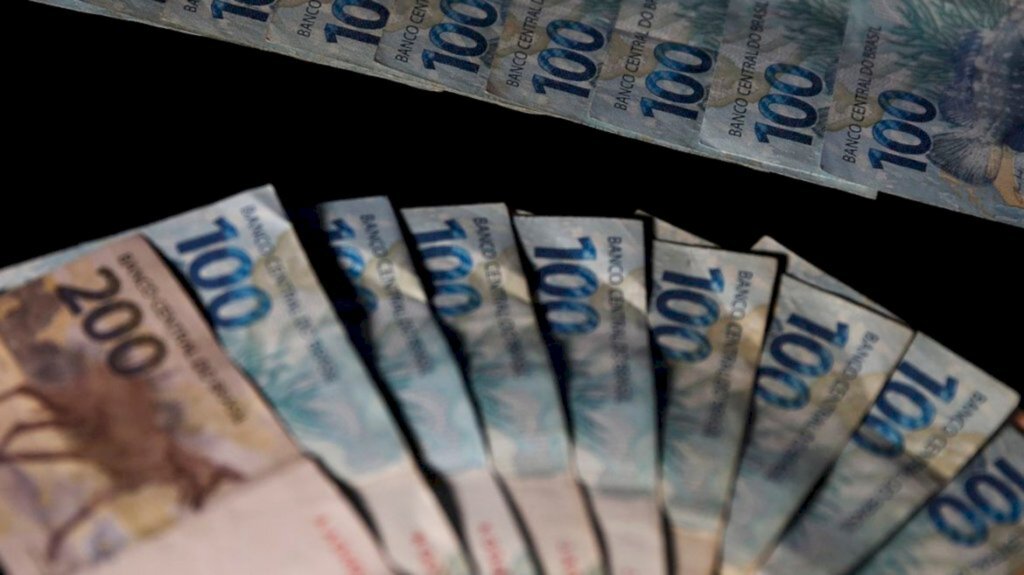 PEC destina R$ 6,8 bilhões para reajuste do salário mínimo