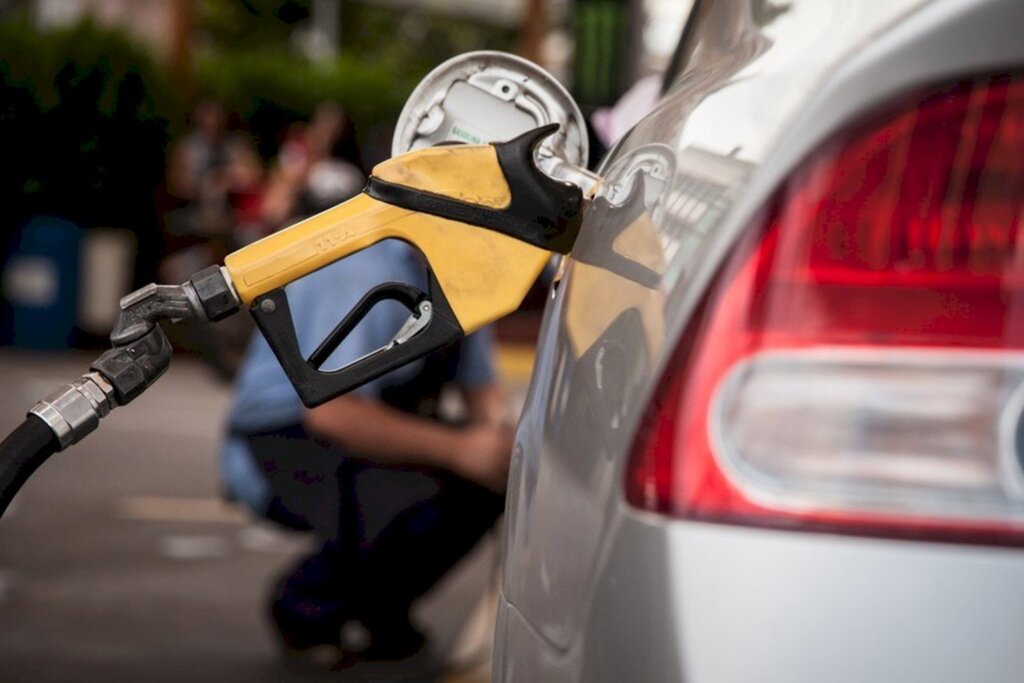 Valor médio da gasolina chega a R$ 6,157; alta é 53,54% desde maio de 2020