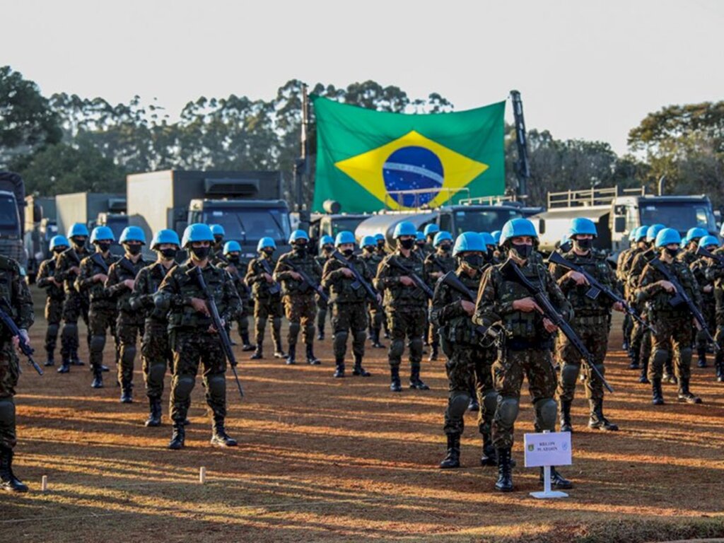 Tropas do exército estão sendo inspecionadas por comitiva da ONU