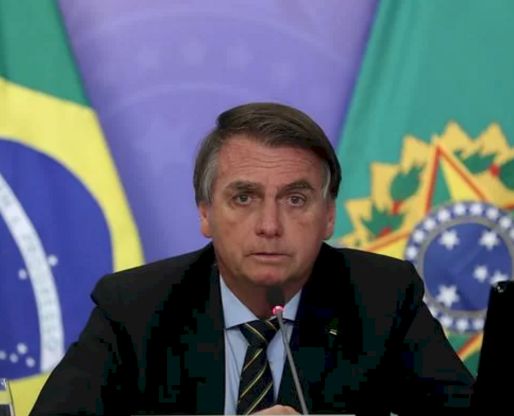 Bolsonaro assina textos que permitem retorno do auxílio emergencial