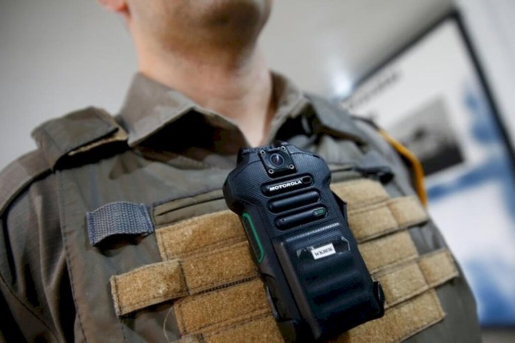 Governo do RS busca empresa que fornecerá câmeras para uniformes de policiais