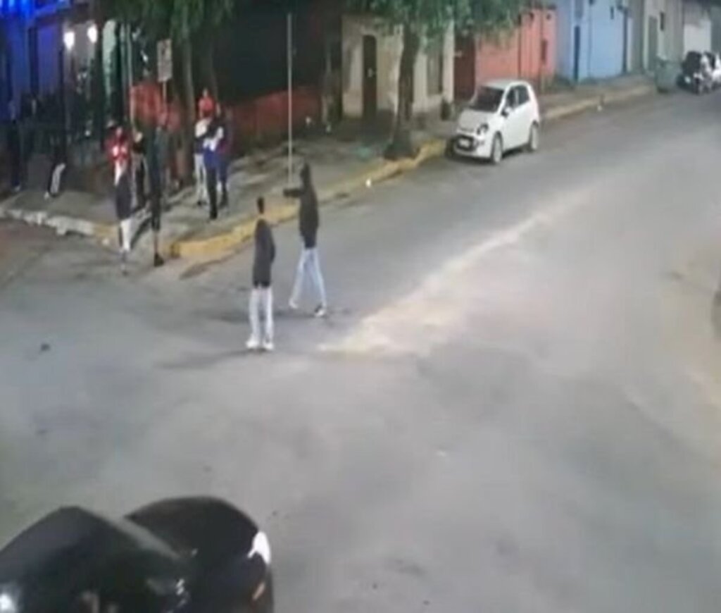 Câmeras flagram adolescente sendo baleado em via pública