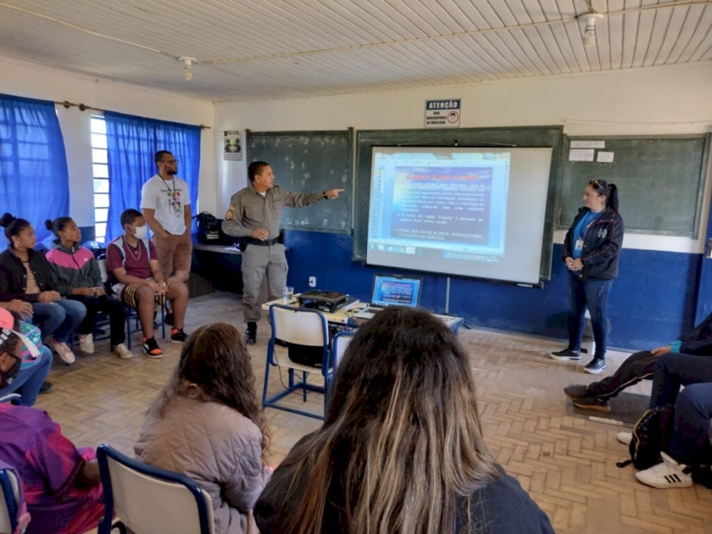 Instrutores do Proerd e Conselho Tutelar ministram palestra em Escola no Tiarajú