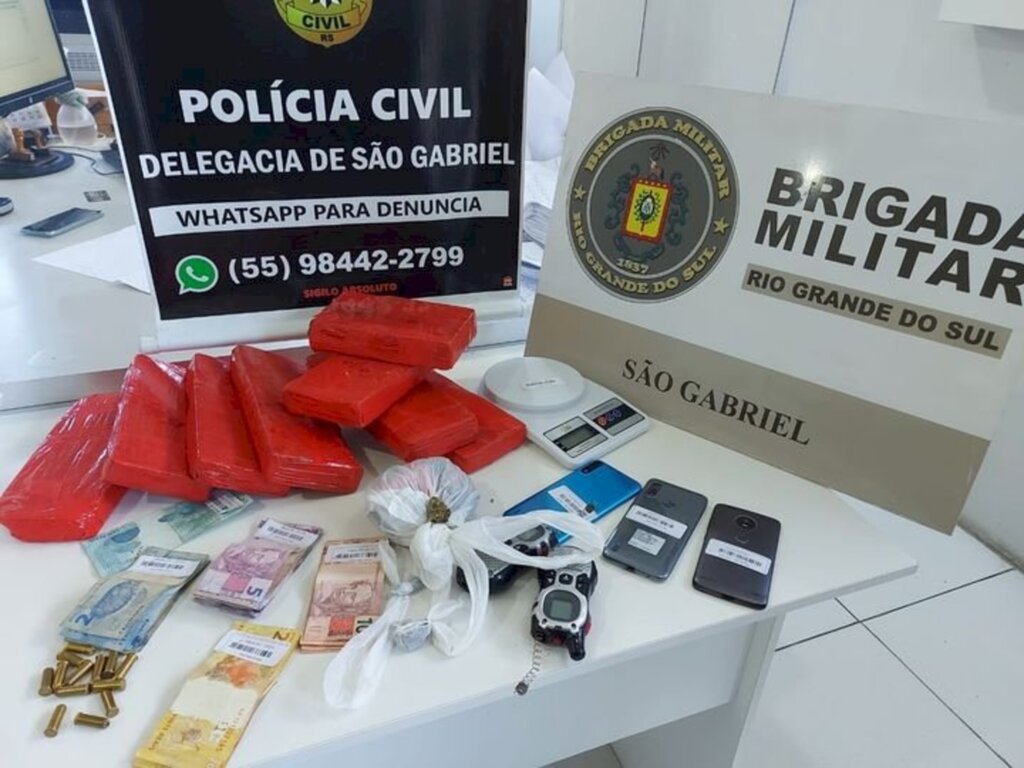 Polícia prende casal e apreende mais de cinco quilos de drogas na Vila Rocha