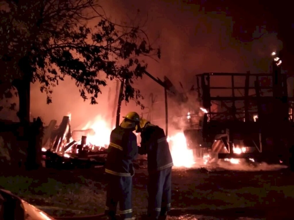 Família perde casa e móveis em incêndio no Bairro Progresso
