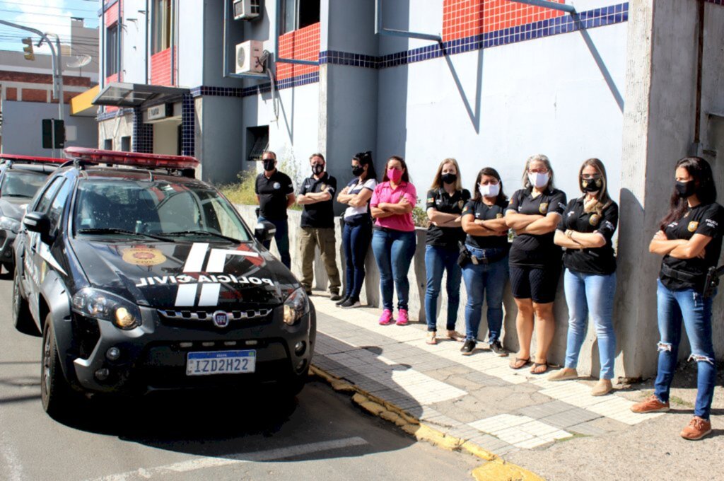 Policiais fazem homenagem à colegas mortos com covid-19 e pedem vacinação