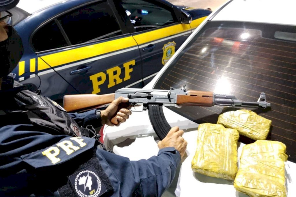 Traficantes são presos com cocaína e réplica de um fuzil AK-47