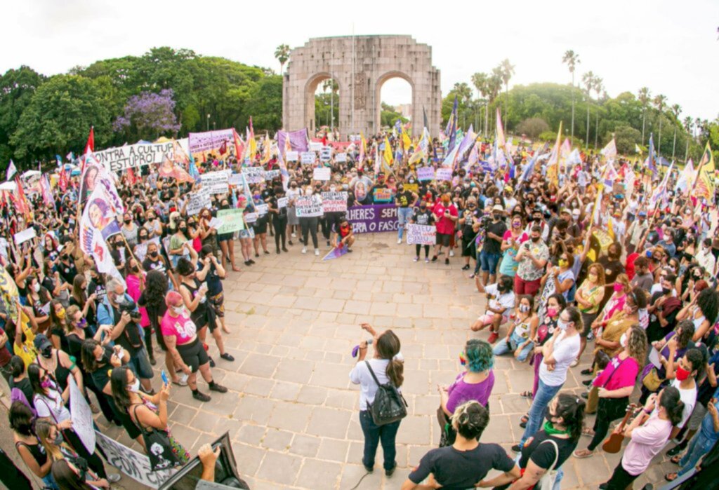 Em Porto Alegre, manifestação pede justiça para Mari Ferrer e fim da cultura do estupro