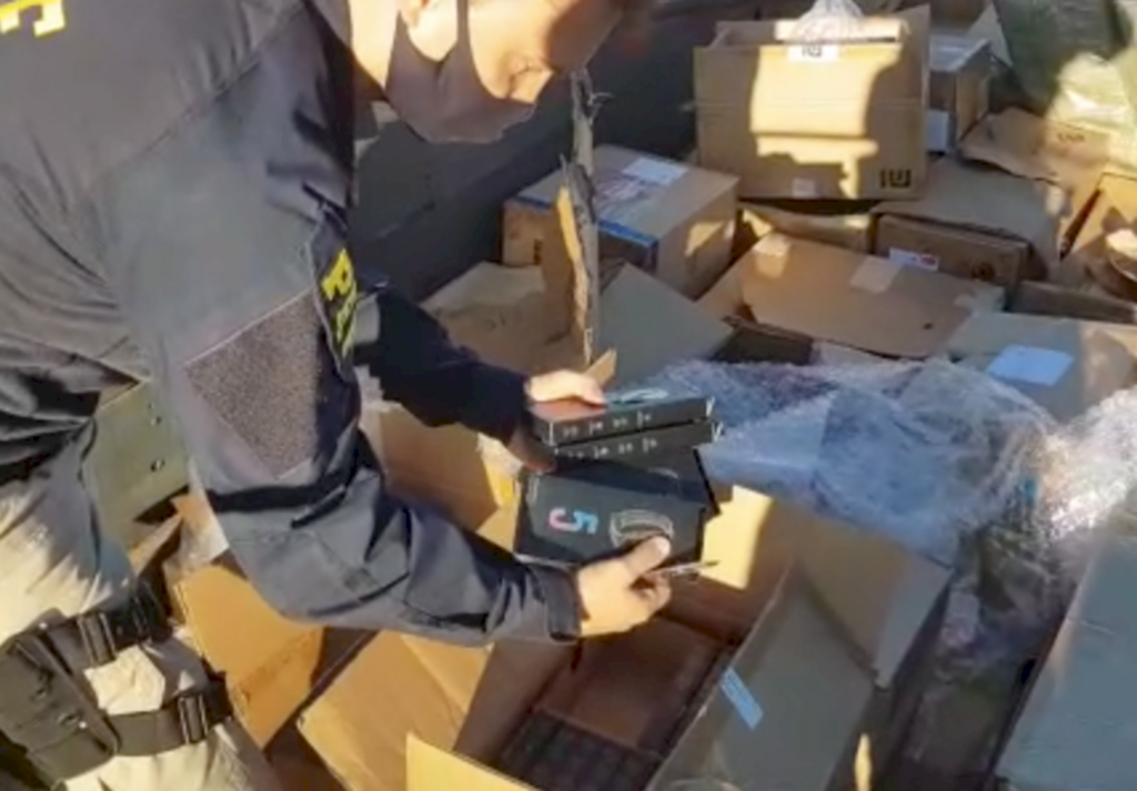 PRF apreende carreta carregada com carga milionária de eletrônicos em Rosário do Sul