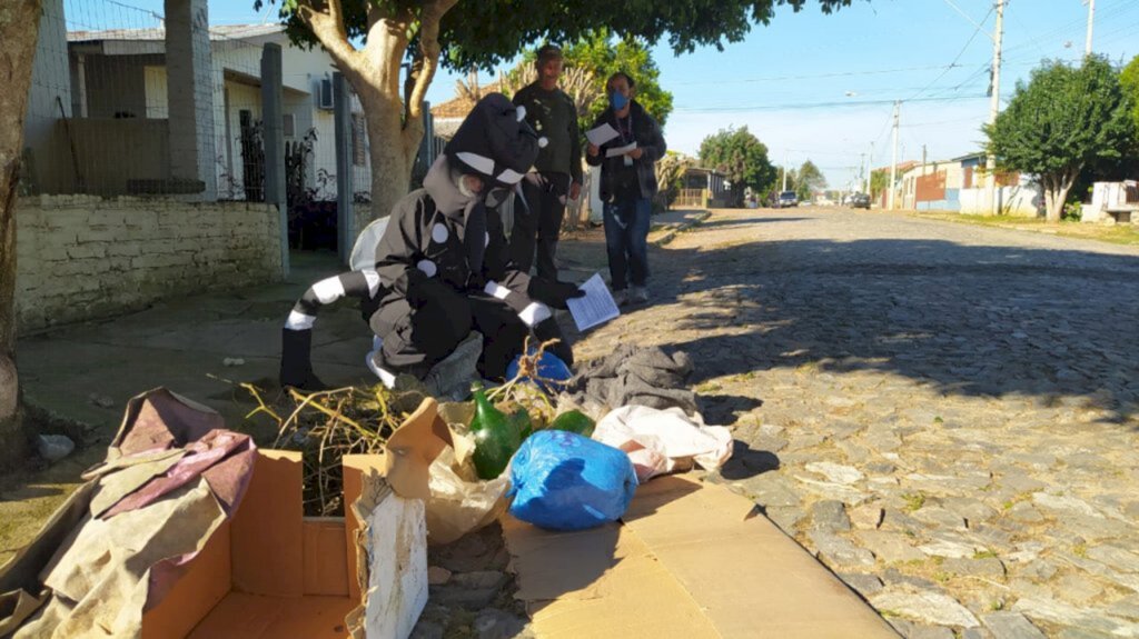 Voluntários da saúde realizam atividades de orientação no combate a dengue