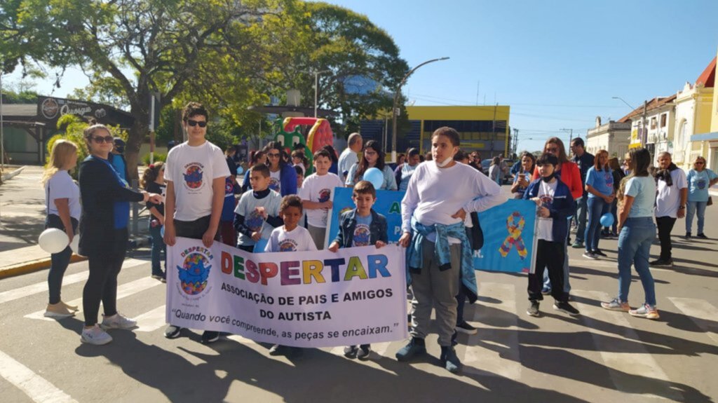 Despertar abre o mês de conscientização sobre o autismo com caminhada na praça