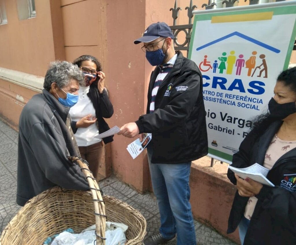 Abordagem de rua espalha informações sobre proteção dos idosos