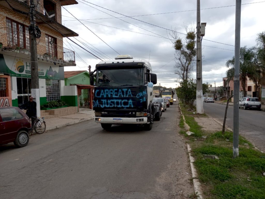 Apoiadores realizam carreata em defesa do médico Luiz Cristiano e contra decisão do Cremers