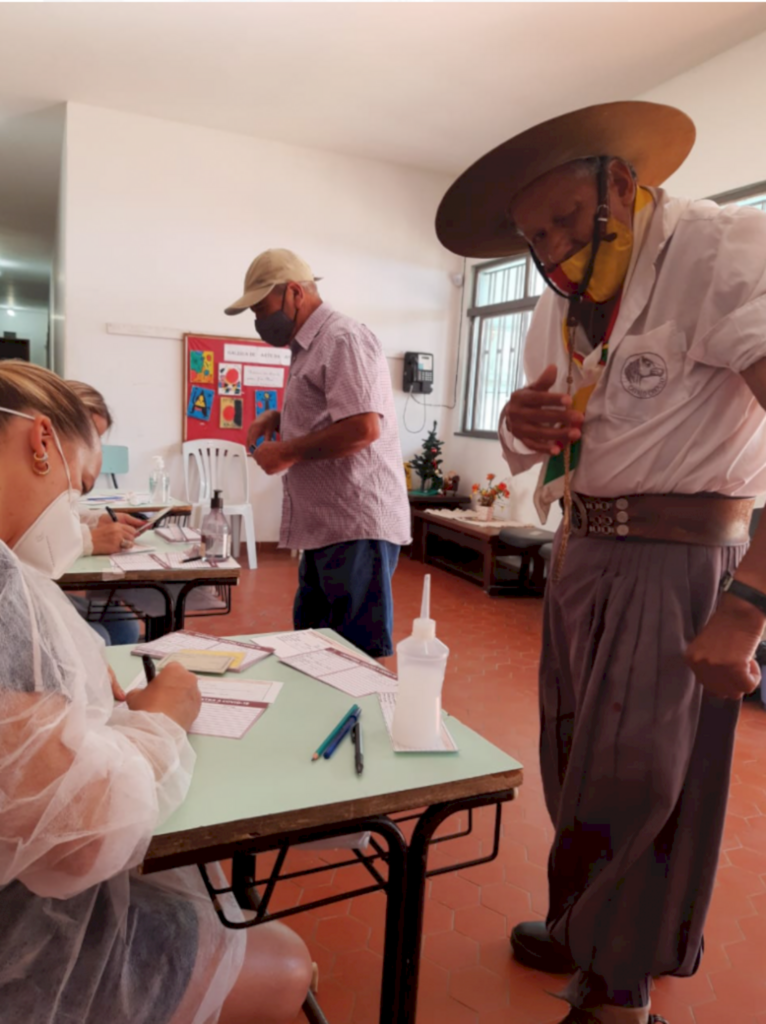 Com 78 anos, Gaitinha é vacinado contra o covid