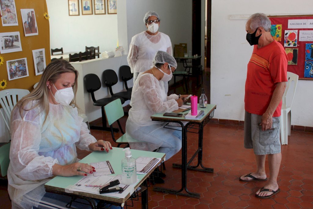 Com término do estoque de vacinas, saúde suspende vacinação de idosos na APAE