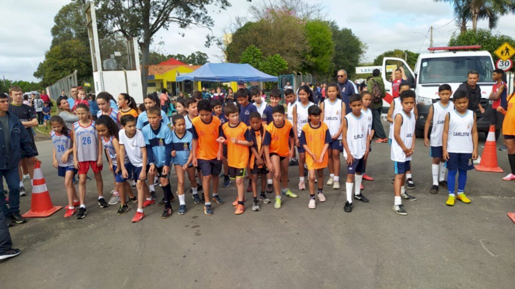 Rústica dá brilho ao encerramento do troféu Luis Célcio Araújo de atletismo escolar