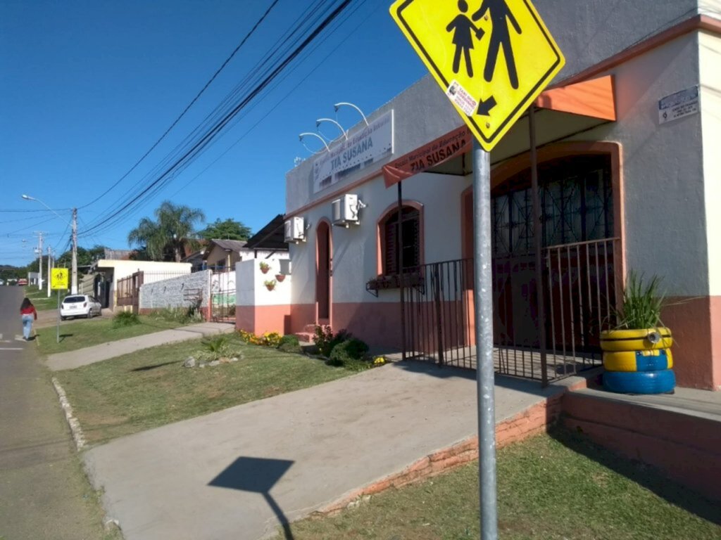 Equipe de manutenção mantém padronização das escolas municipais