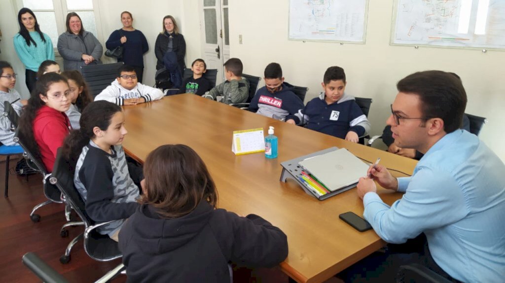 Alunos da escola Sueni fazem visita guiada na sede da prefeitura