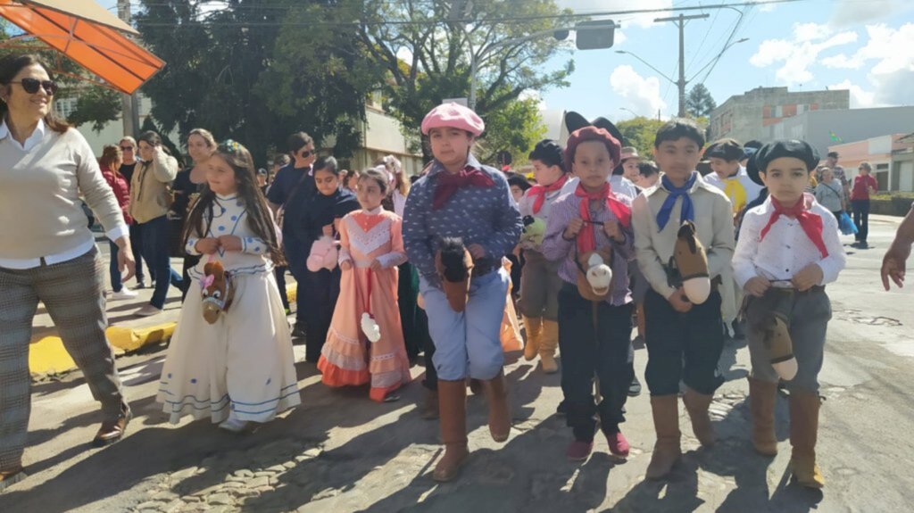 Ginásio São Gabriel reúne crianças em mais uma edição do desfile de cavalinhos de pau