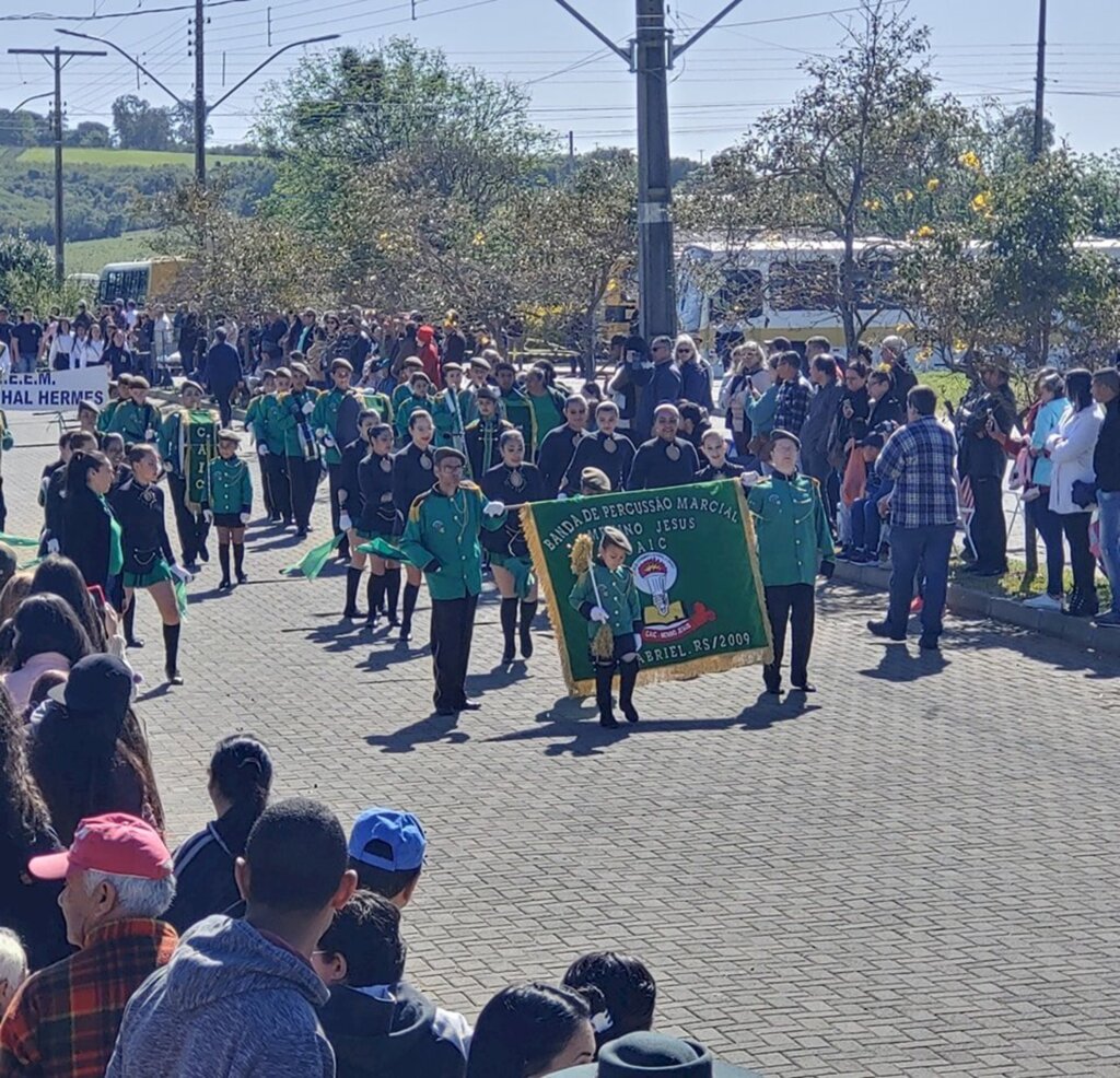 Bandas escolares de São Gabriel participam do desfile cívico de Santa Margarida