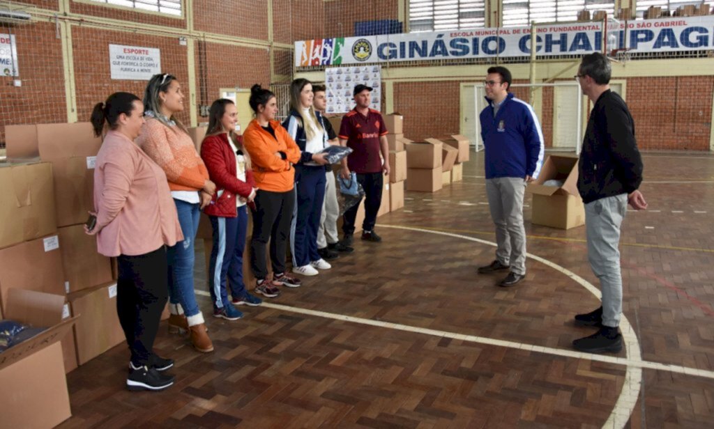 Prefeitura entrega moletons para o uniforme escolar