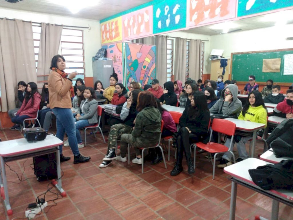 Alunos da rede municipal recebem palestra sobre empreendedorismo