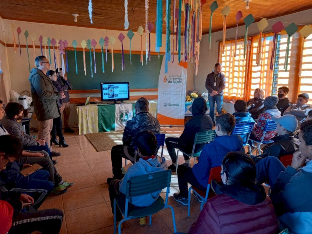 Professores e alunos da Escola de Campo Ernesto José Annoni recebem palestra da Sicredi