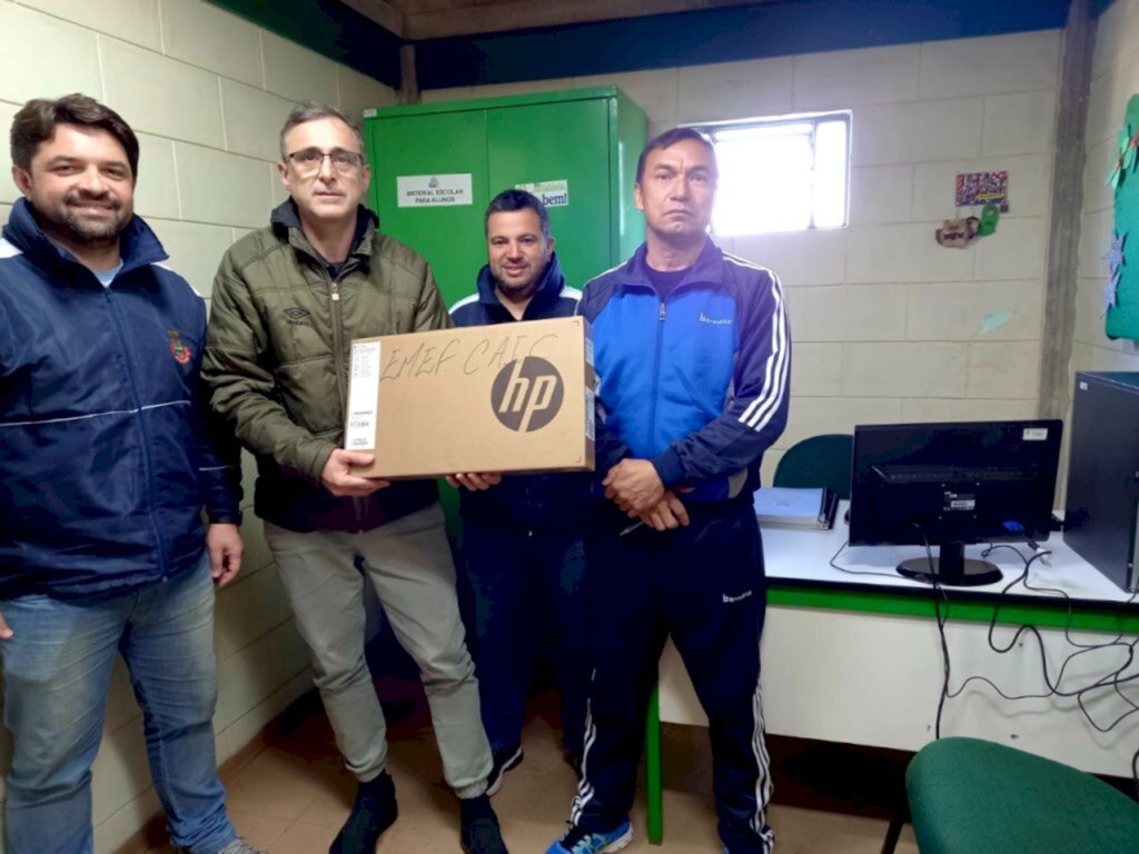 Educação entrega notebook e computador para a Escola Cívico-Militar