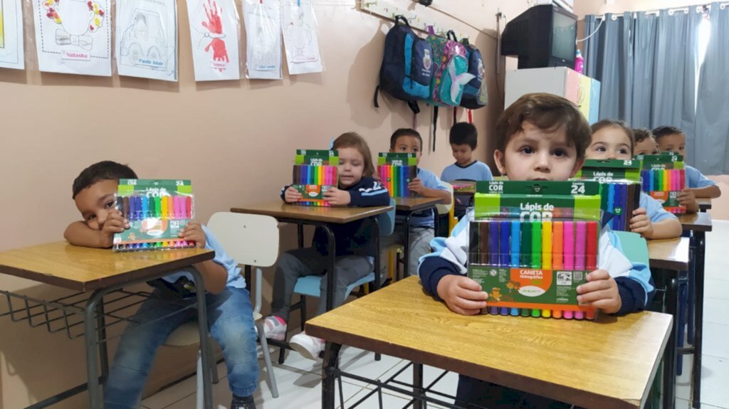 São Gabriel distribui 4.500 kits escolares para alunos da rede municipal de ensino