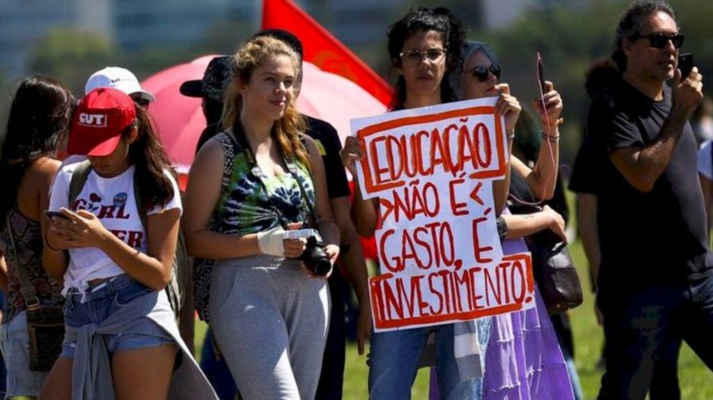 Aumento para professores: de onde veio a lei e até onde vai a discussão