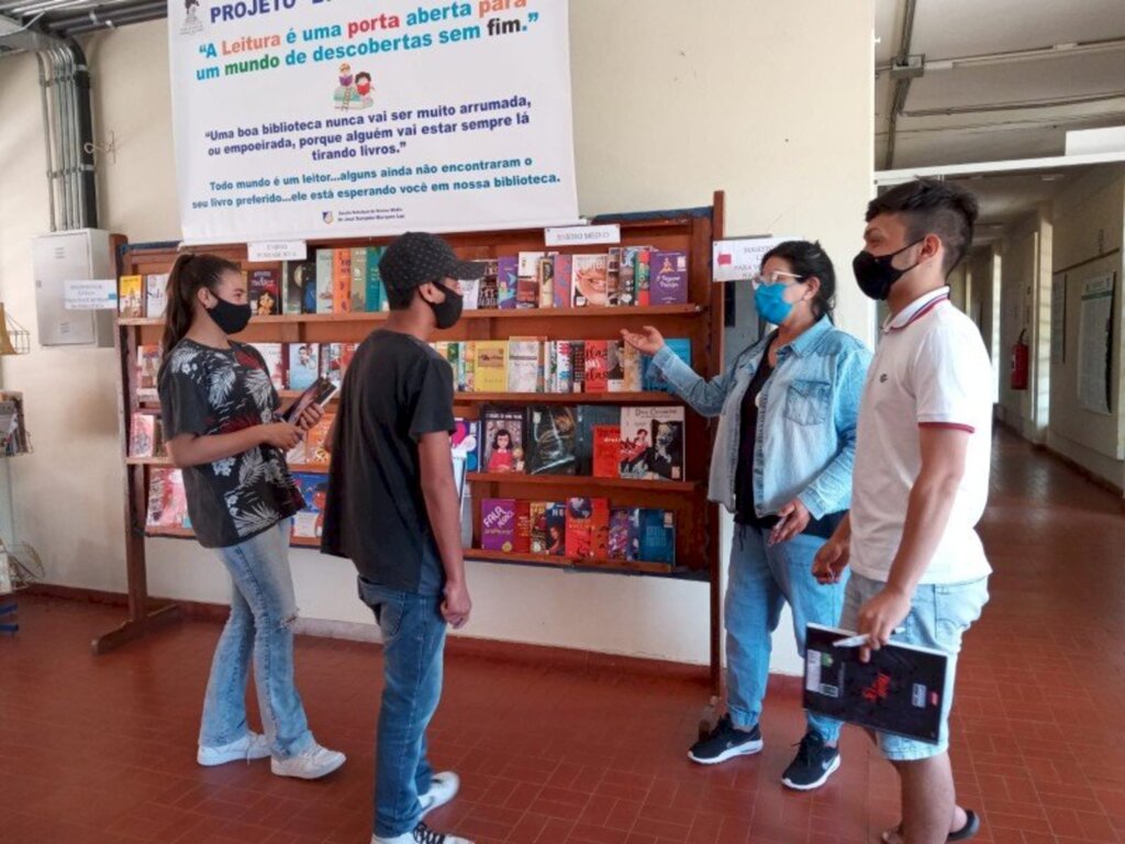 Escola Marques Luz faz sucesso entre os estudantes com a 'biblioteca viva'