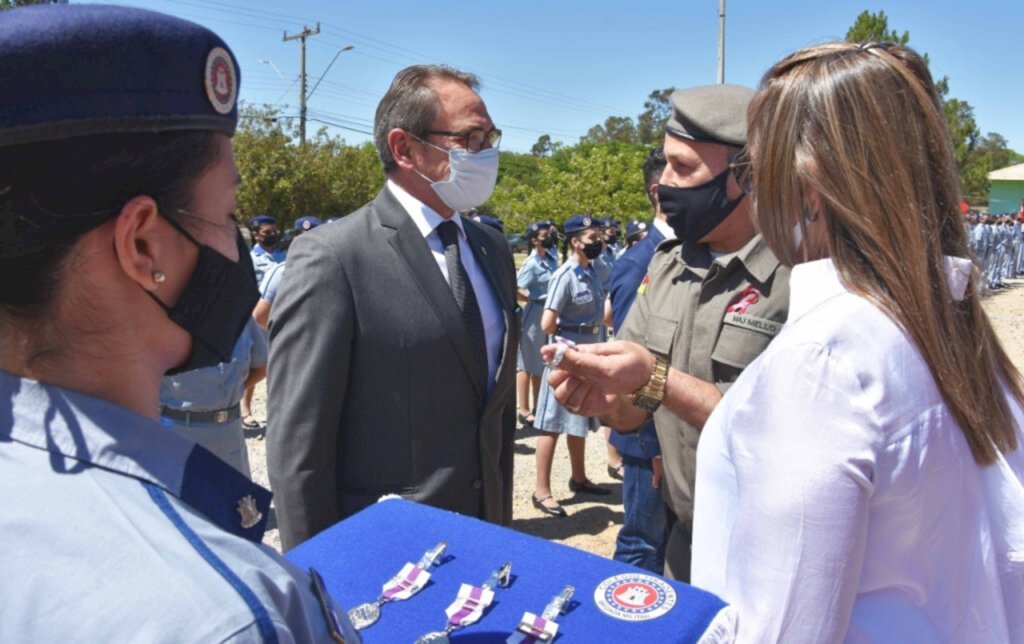 Prefeito recebe medalha 'grande mérito do ensino' do colégio Tiradentes