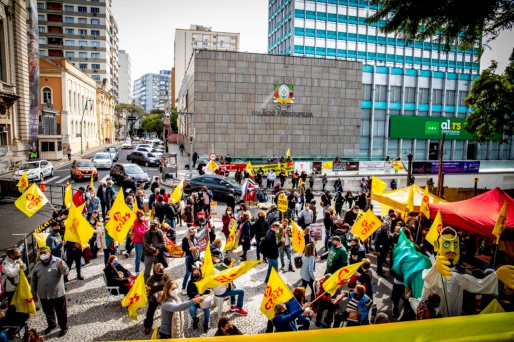 Ato com centenas de participantes fortalece luta por reposição salarial dos educadores