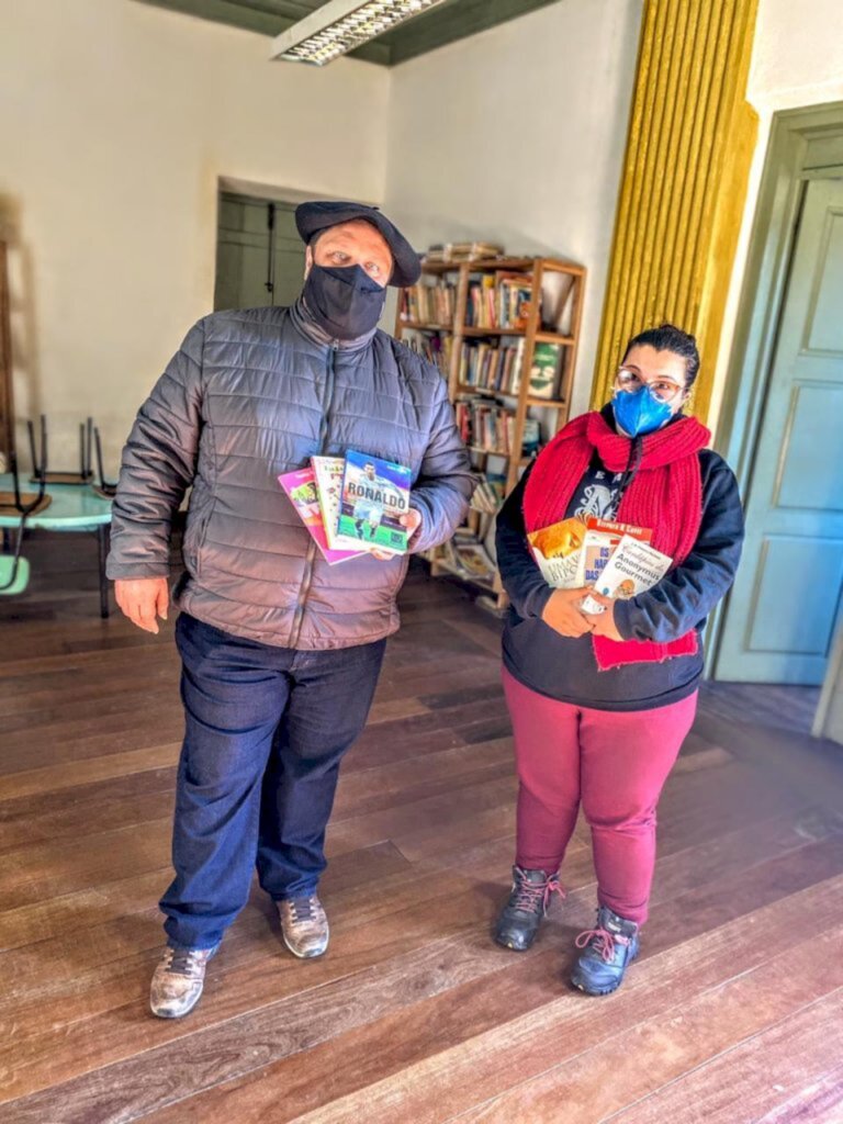 Secretário de cultura entrega novos livros à biblioteca