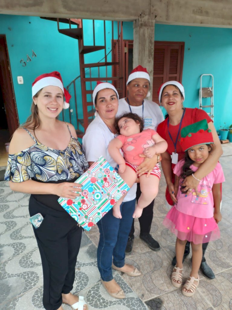 Famílias do Pim e Criança Feliz recebem presentes de natal