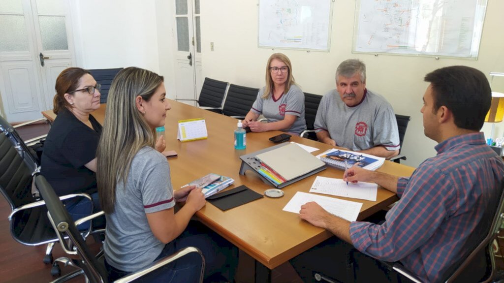 Prefeito recebe convite para formaturas de escola do campo