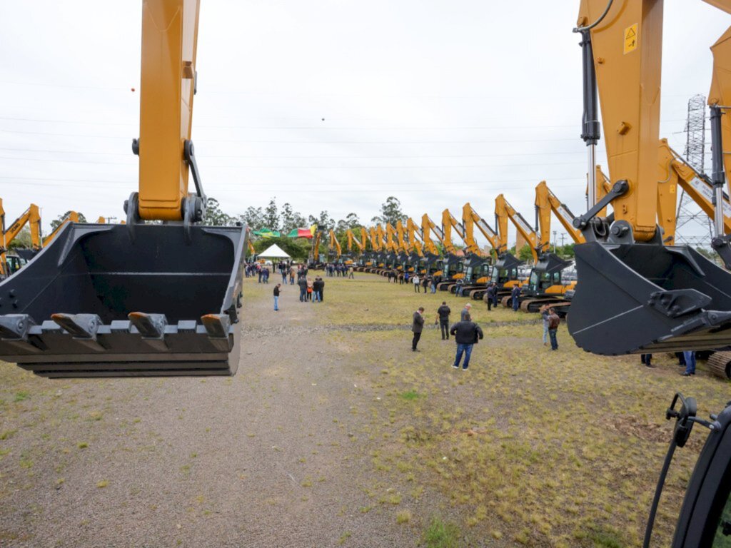 Estado cede para Vila Nova máquina para melhorar estradas e trabalho no campo