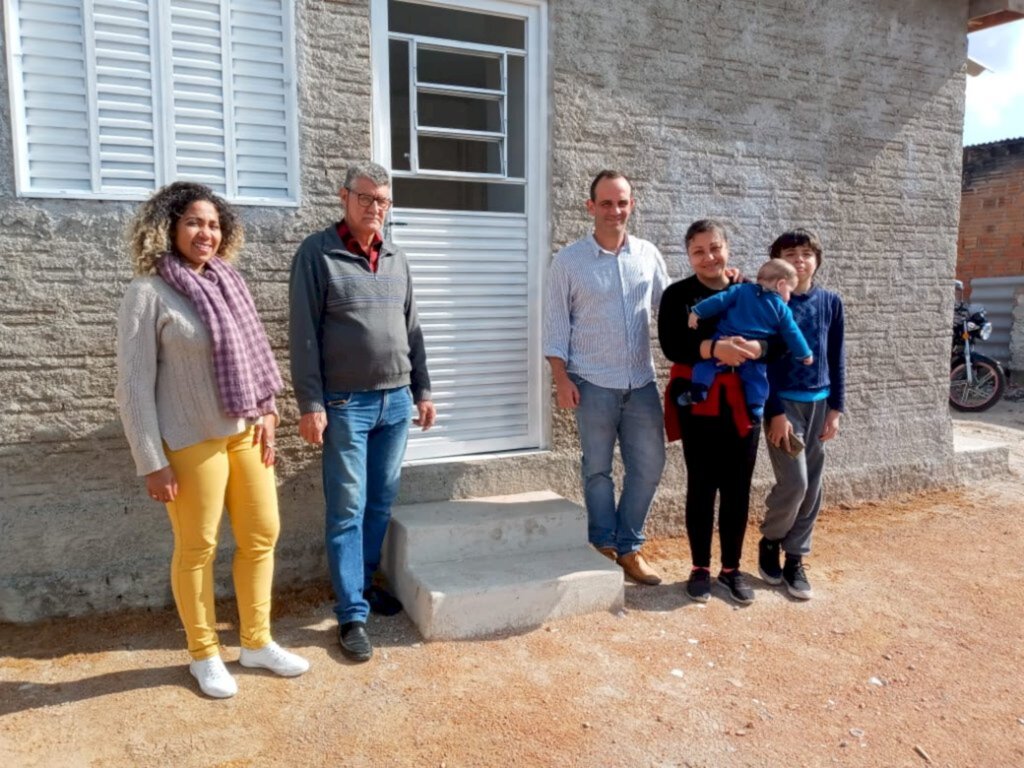 Obras entrega unidade habitacional no bairro Cidade Nova