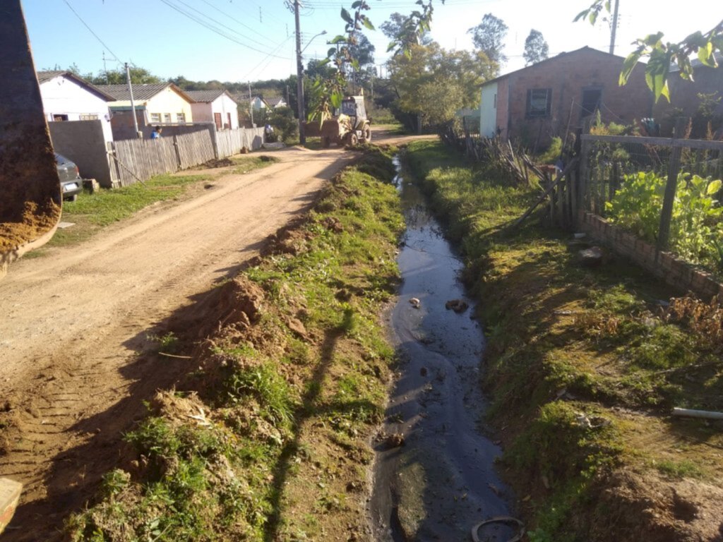 Prefeitura realiza balastramento em ruas do Élbio Vargas