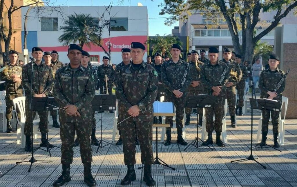 Fanfarra do 7º RC MEC emociona público na Praça Fernando Abbott